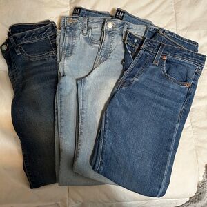 4 pairs of girls jeans. 3 gap 1 Levi.